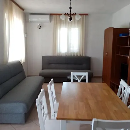 Maja * Τρογκίρ