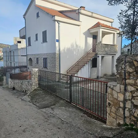 Maja Apartment *